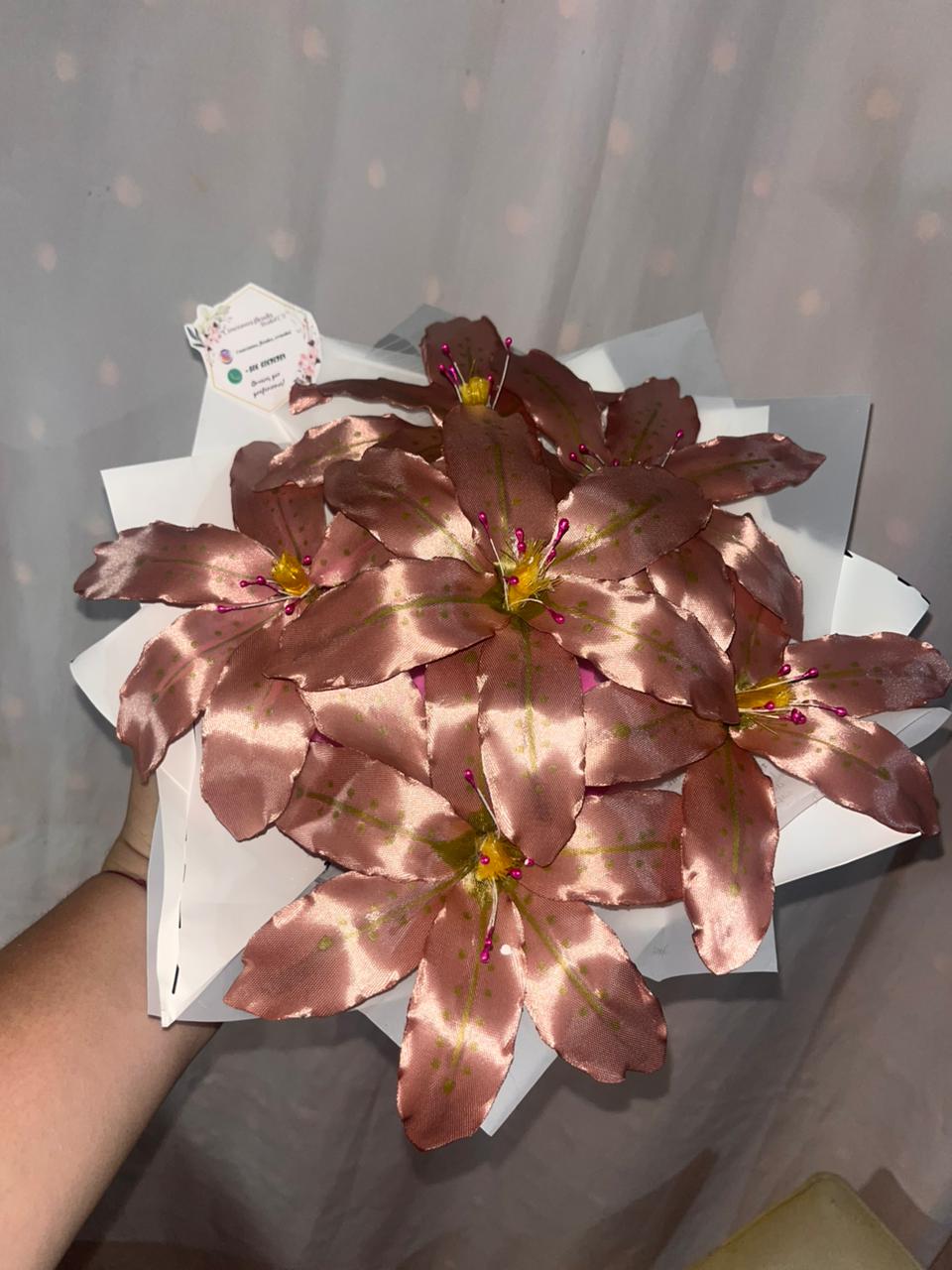 Arreglo de flores artificiales