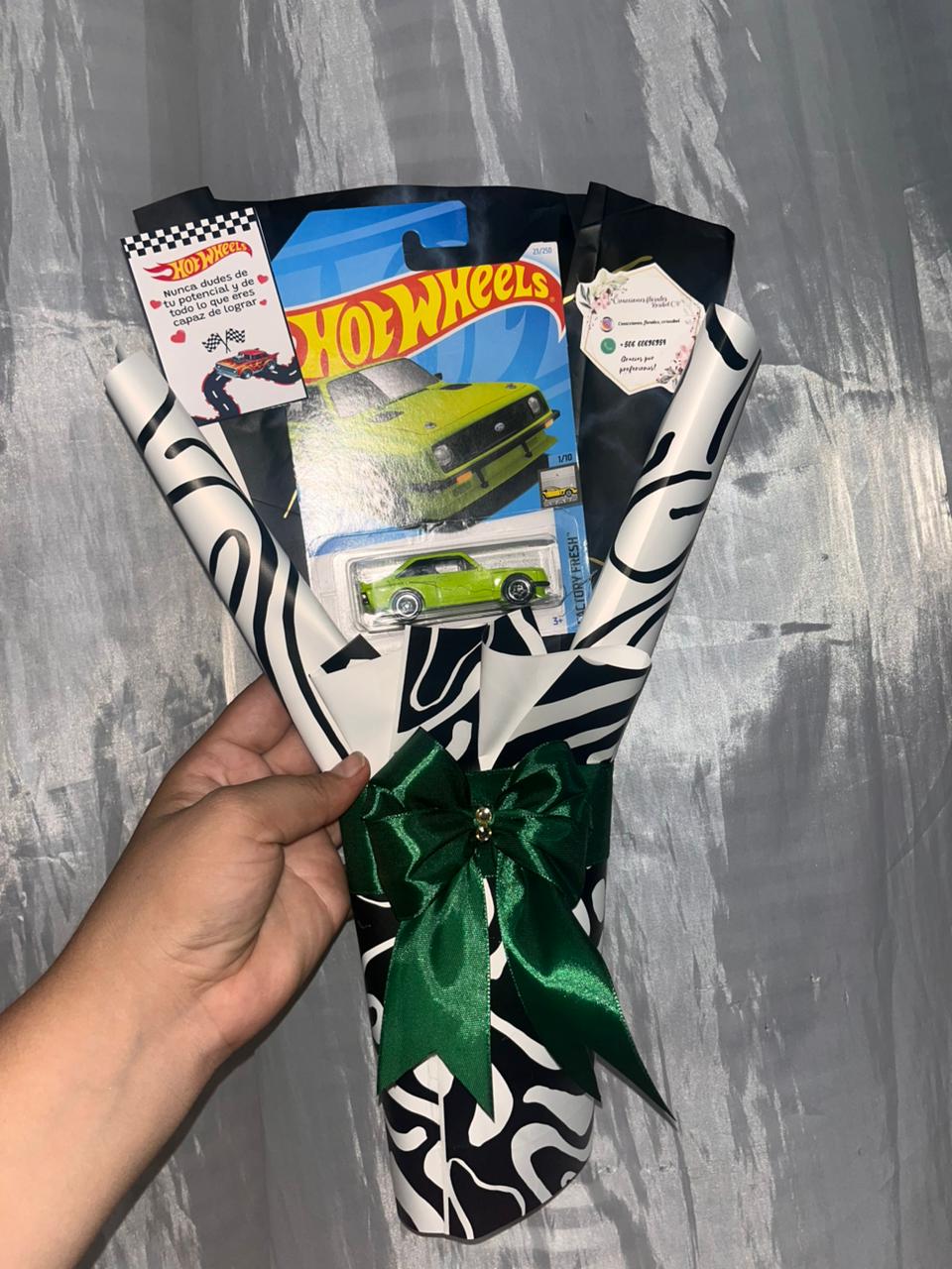 Regalo creativo incluye coche Hot Wheels
